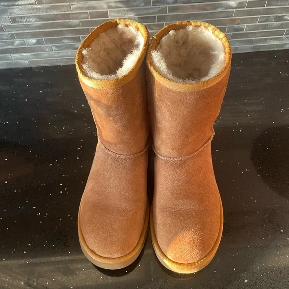 UGG Chesnut Boots - Picture 2 of 5